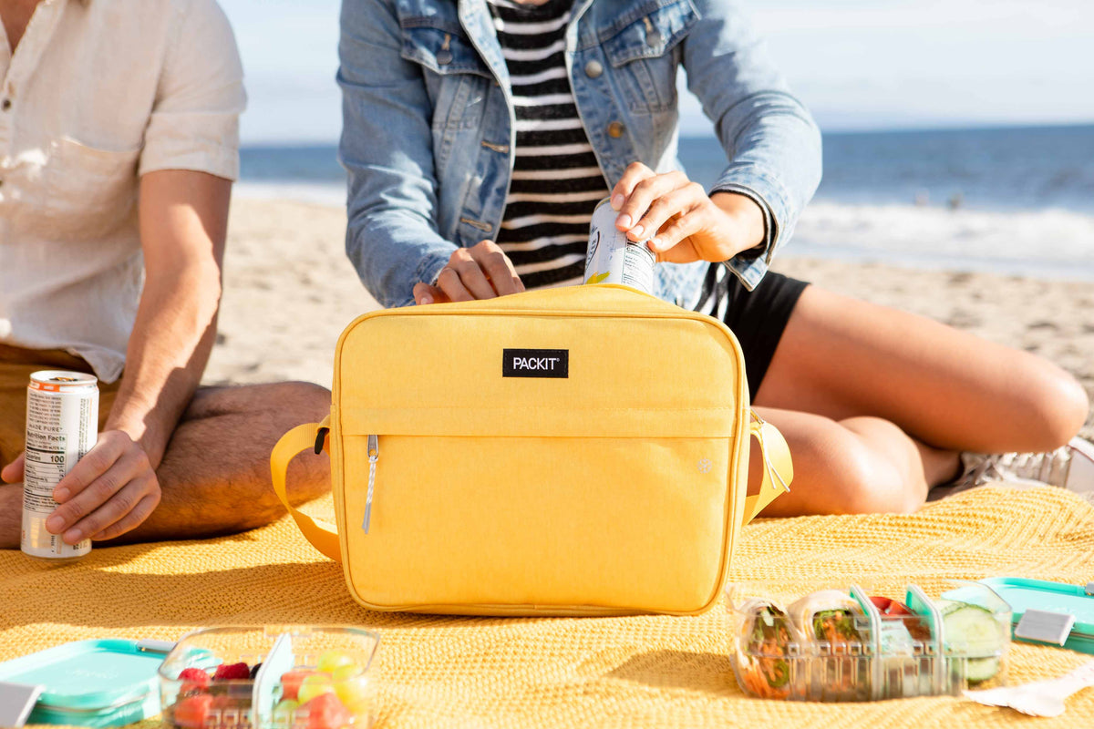 freezable-zuma-15-can-cooler-i7 2022_Lifestyle_Zuma-15-Can-Cooler_Lemonade_30_Lores.jpg