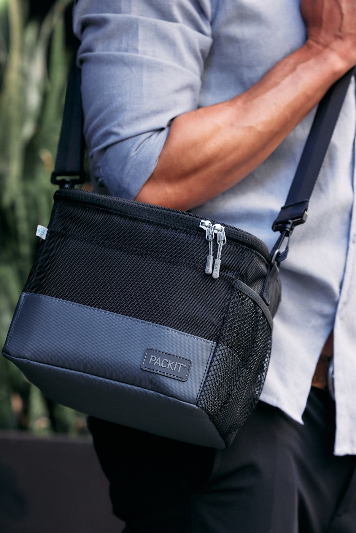 freezable-lunch-pail-y1 freezable-upright-lunch-pail-black-gray-lifestyle-male-city.jpg