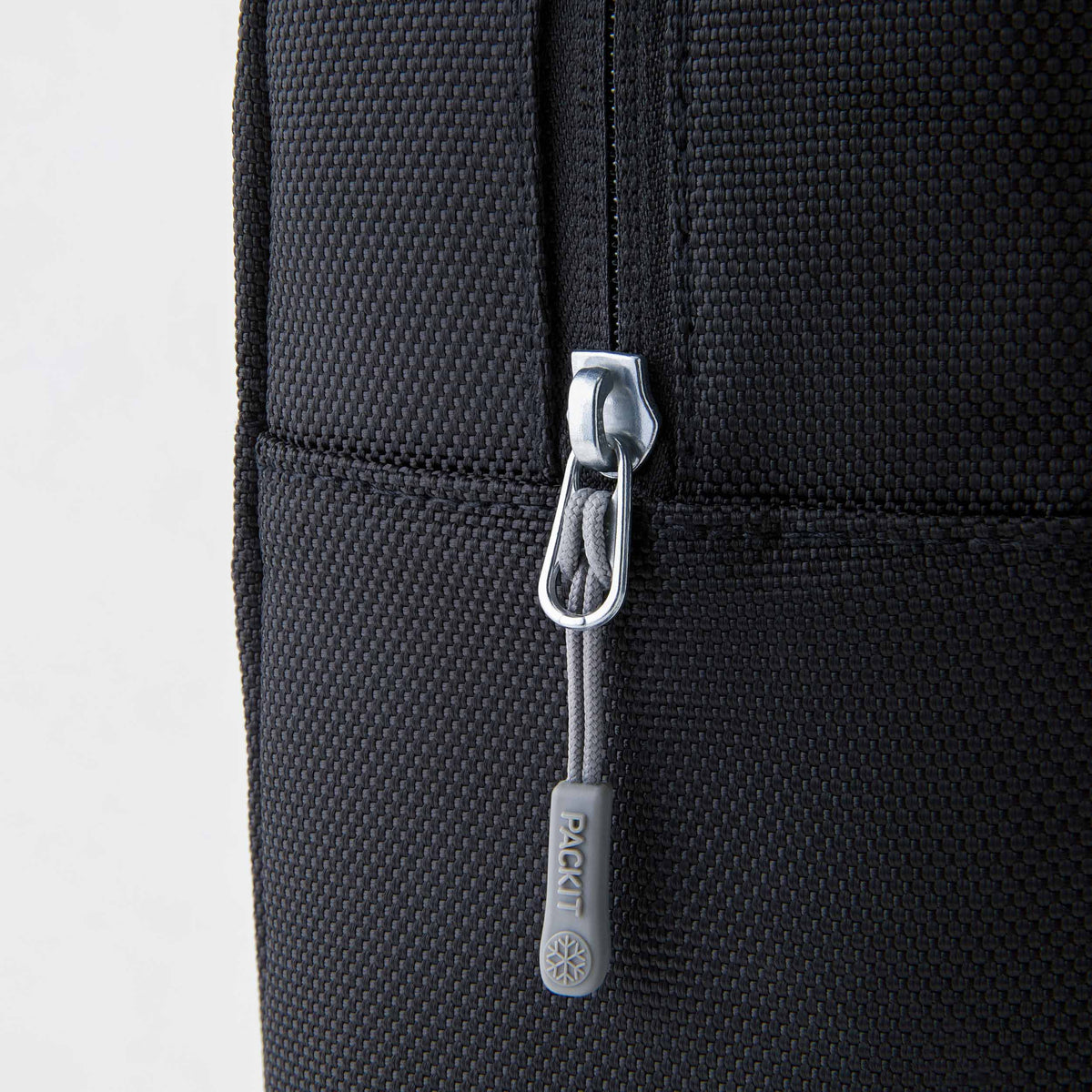 freezable-wine-carrier-v0 freezable-wine-carrier-black-ecofreeze-plus-zoom-zipper-pull.jpg
